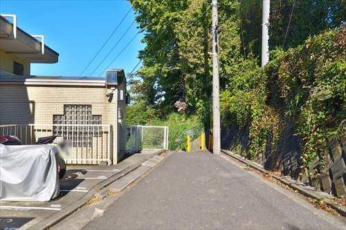 東側前面道路(物件:左) 東側前面道路(物件:左)