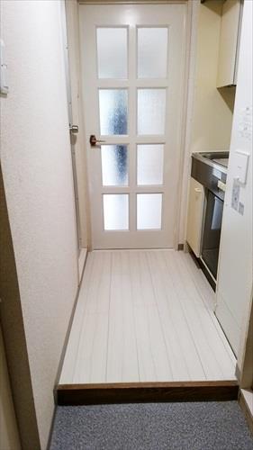 玄関前・キッチン(2017年7月撮影) 玄関前・キッチン(2017年7月撮影)