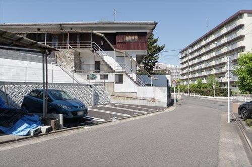 北側前面道路(2023年4月撮影) 北側前面道路(2023年4月撮影)