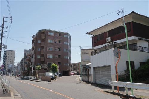 北側前面道路(2023年4月撮影) 北側前面道路(2023年4月撮影)