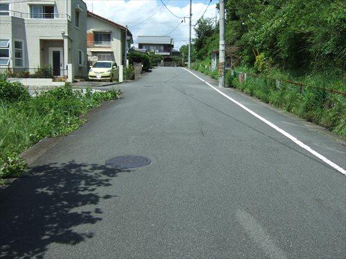 東側前面道路(南側から撮影) 東側前面道路(南側から撮影)