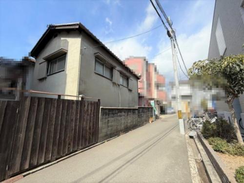 現況古家付きでのお引渡しです。 現況古家付きでのお引渡しです。