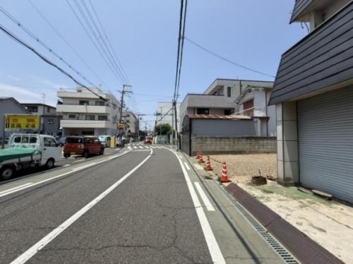 南西向きの接道です! 南西向きの接道です!