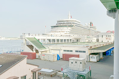 「新港埠頭」と豪華客船「エンプレス・オブ・ブリテン」